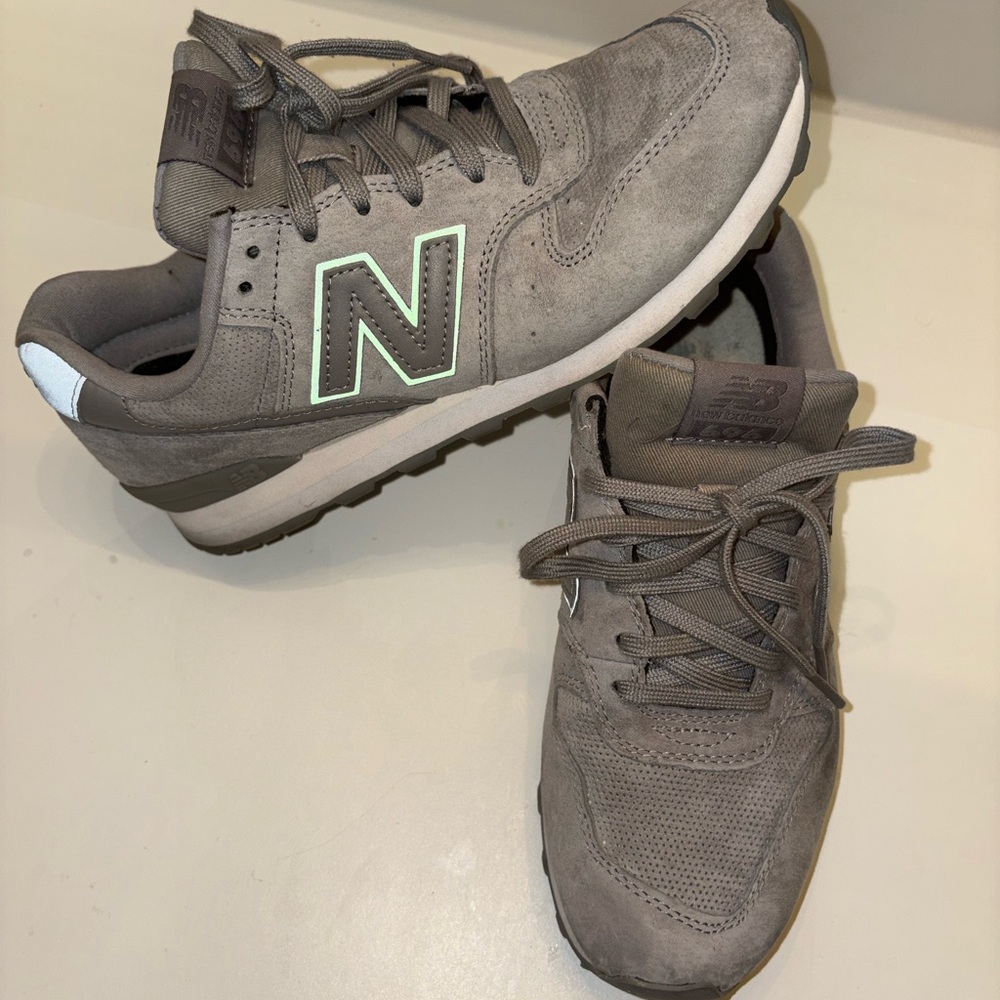 New Balance 696 7.5 women Gray Suede Sneakers with iridescent Accent